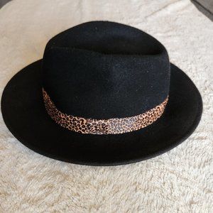 Black wool hat with leopard print detail